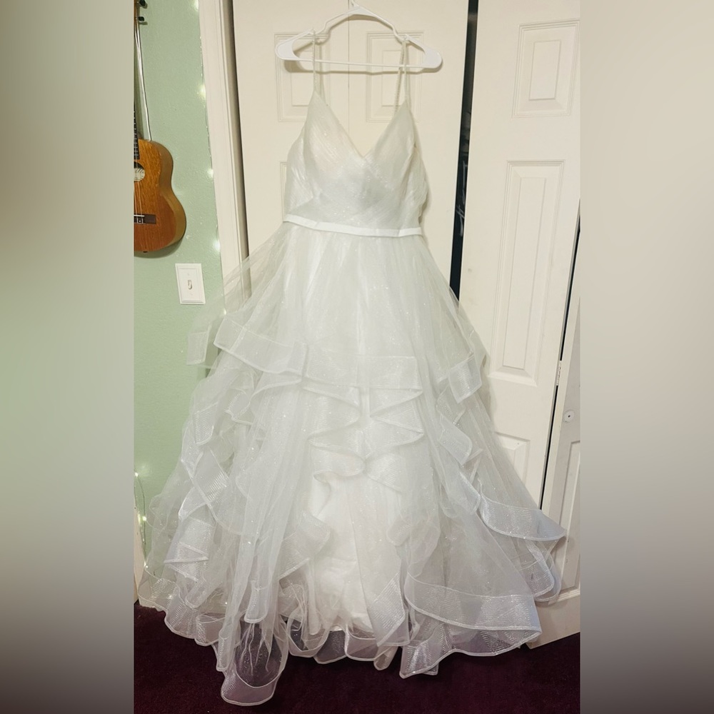 White homecoming/bridal/prom/ball gown